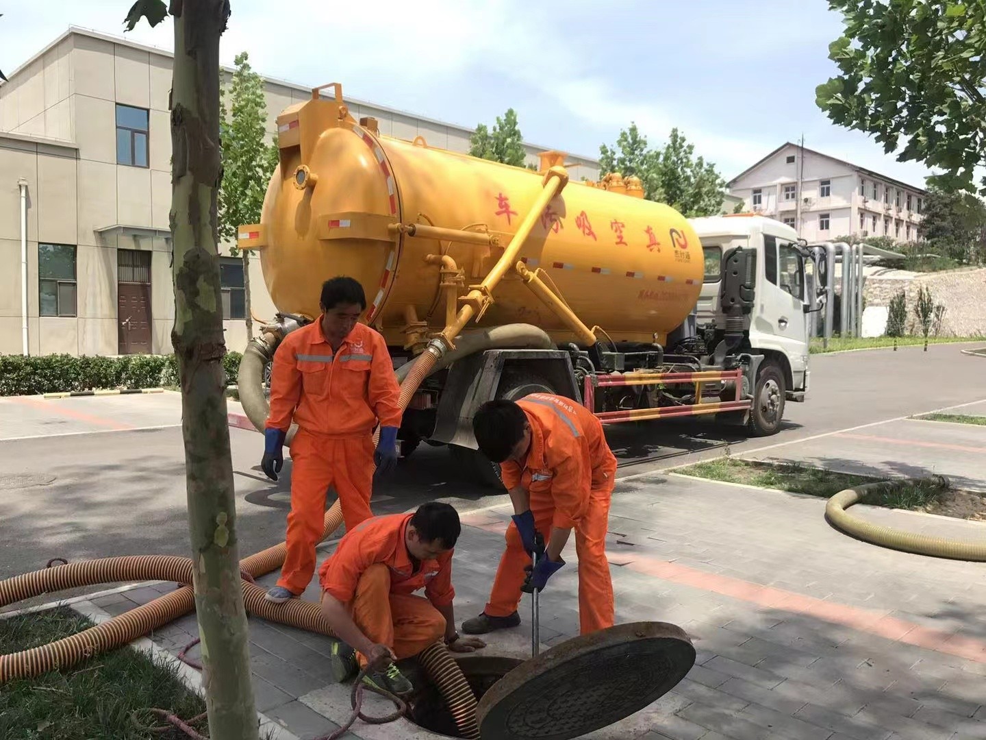 魏都管道疏通车停在窨井附近