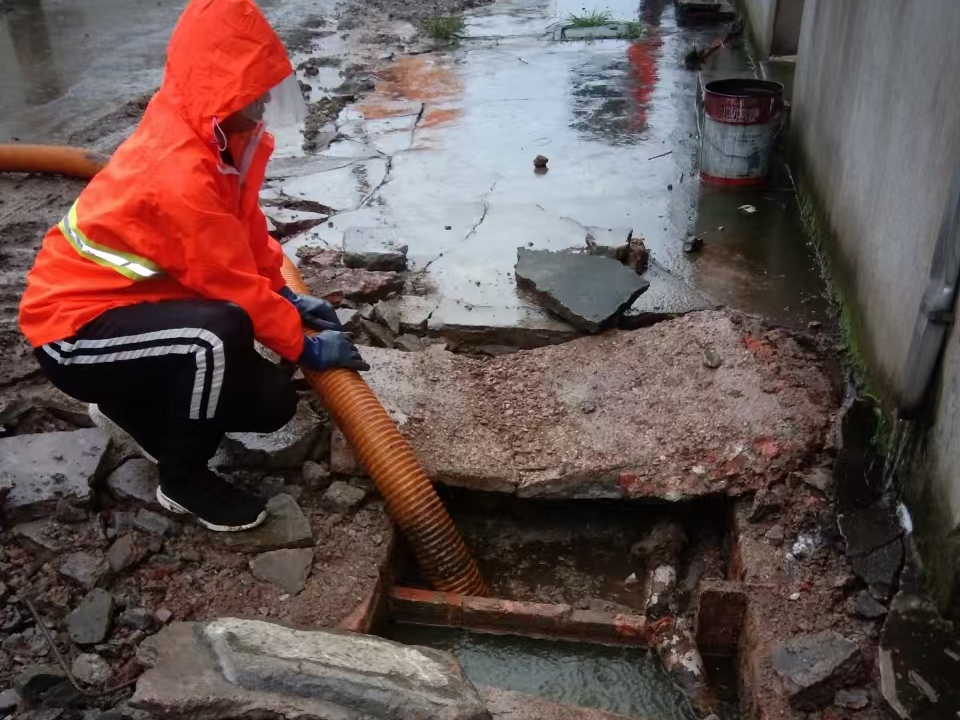 魏都专业清理污水池 炜誉市政以规范流程守护城市 “肠道”